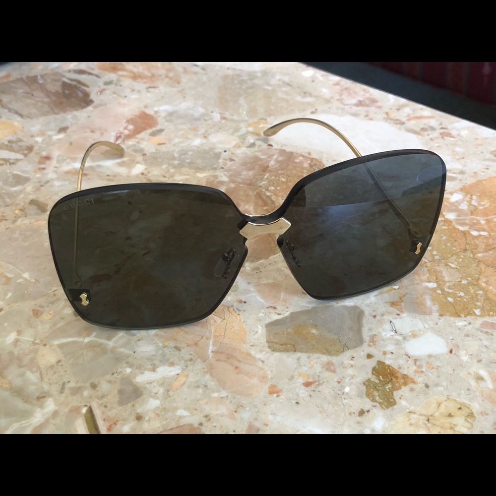 Oversized black fashion sunglasses Gucci